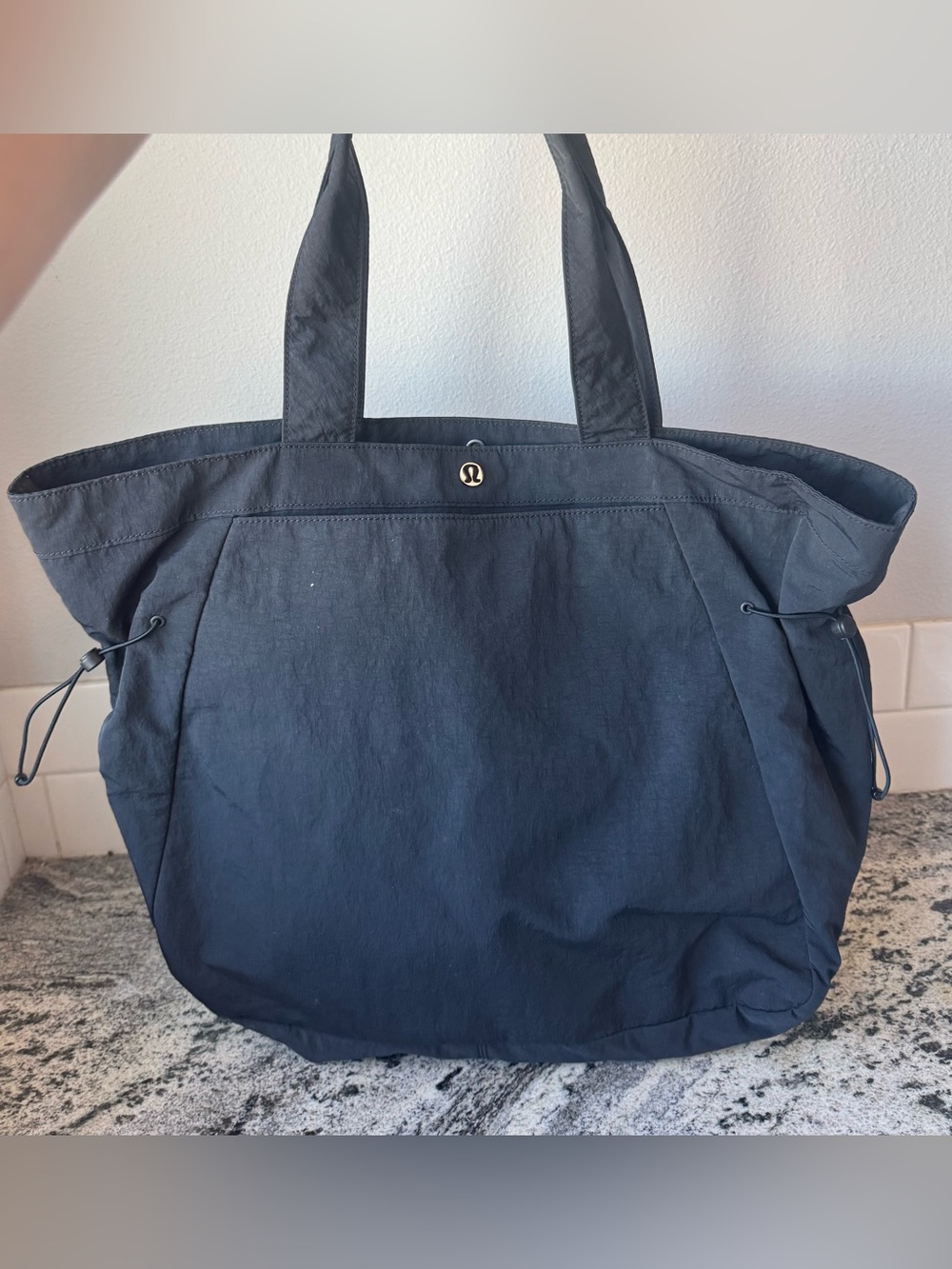 lululemon Side-Cinch Shopper Bag 18L in Black. EUC.